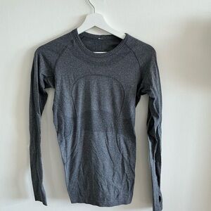 Lululemon Gray Long Sleeve (Size: 4)